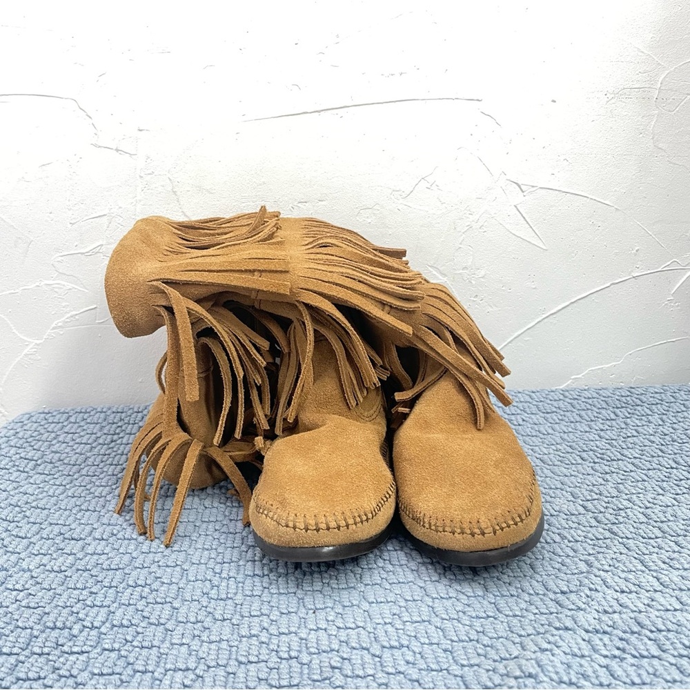 NWOB Minnetonka 3-Layer Fringe Pull-On Boot in Taupe - Picture 3 of 13